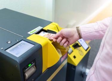 Bargeld einzahlen am Einzahlautomat Cash Today