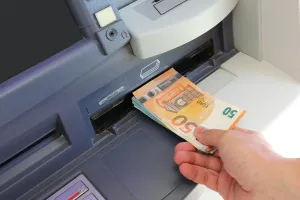 Was passiert, wenn Geldautomaten gefälschte Banknoten erkennen? 